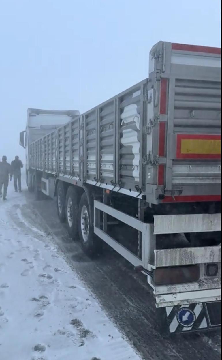 Tendürek Geçidinde ulaşım durma noktasına geldi