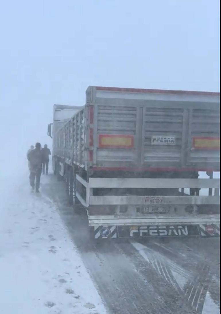 Tendürek Geçidinde ulaşım durma noktasına geldi