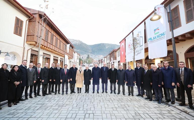 Cumhurbaşkanı Erdoğan: Sözlerimizi tutmanın bahtiyarlığıyla aziz milletimizin karşısındayız
