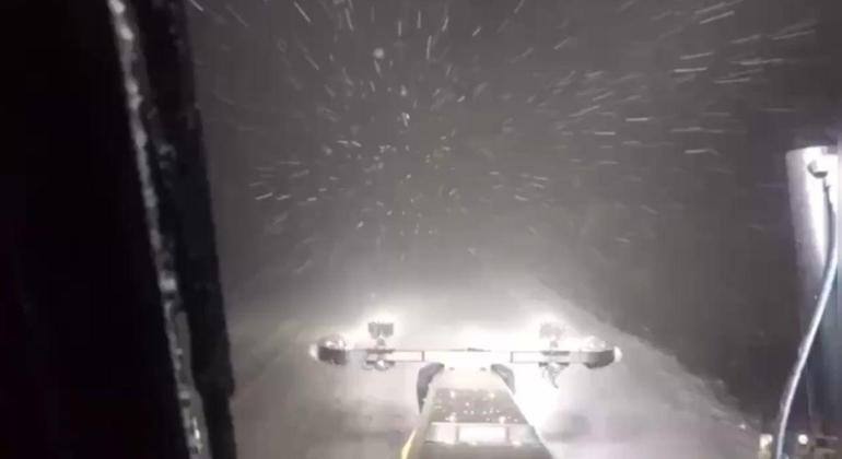 Buzlanan yolda hafif ticari araç şarampole yuvarlandı; 1’i ağır 2 yaralı