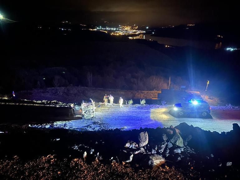 Buzlanan yolda hafif ticari araç şarampole yuvarlandı; 1’i ağır 2 yaralı