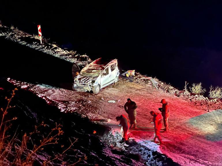 Buzlanan yolda hafif ticari araç şarampole yuvarlandı; 1’i ağır 2 yaralı