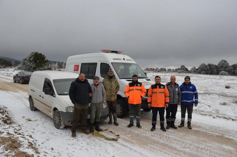 Manisa’da karda mahsur kalan avcılar kurtarıldı