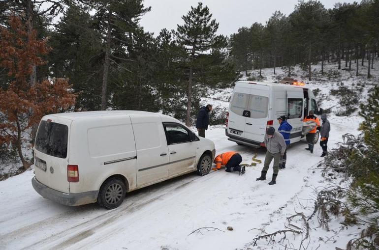 Manisa’da karda mahsur kalan avcılar kurtarıldı