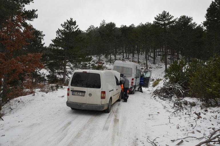 Manisa’da karda mahsur kalan avcılar kurtarıldı