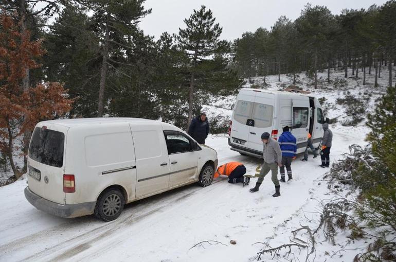 Manisa’da karda mahsur kalan avcılar kurtarıldı