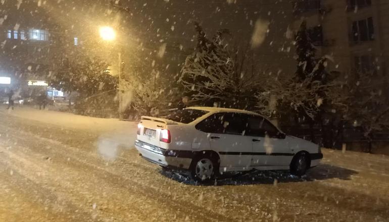 Karabük’te gece saatlerinde kar yağışı etkisini artırdı