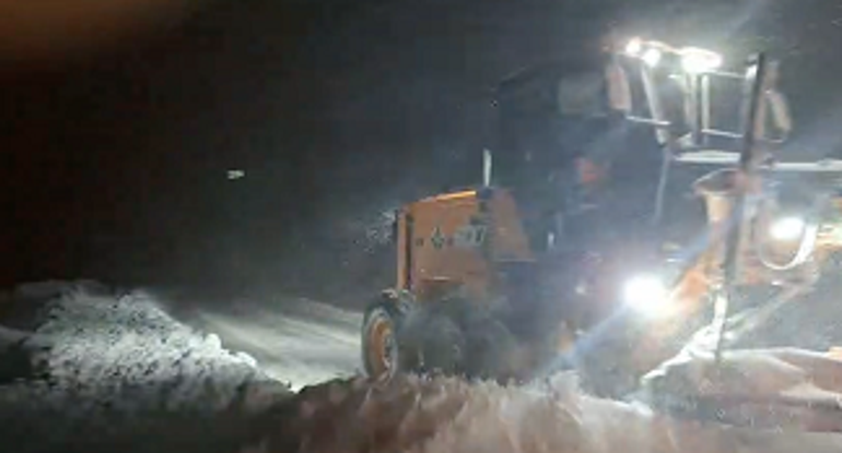 Siirt-Bitlis kara yolu, kar nedeniyle ağır tonajlı araçların geçişine kapatıldı