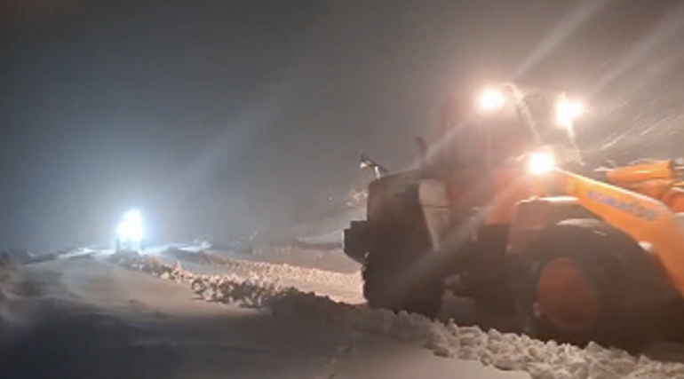 Siirt-Bitlis kara yolu, kar nedeniyle ağır tonajlı araçların geçişine kapatıldı