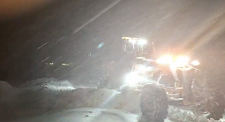 Siirt-Bitlis kara yolu, kar nedeniyle ağır tonajlı araçların geçişine kapatıldı