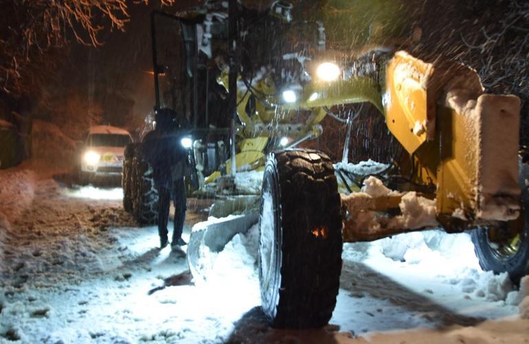 Karla kapanan yol açıldı, 7 aylık bebek hastaneye ulaştırıldı
