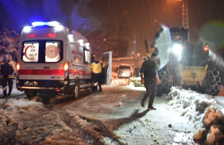 Karla kapanan yol açıldı, 7 aylık bebek hastaneye ulaştırıldı
