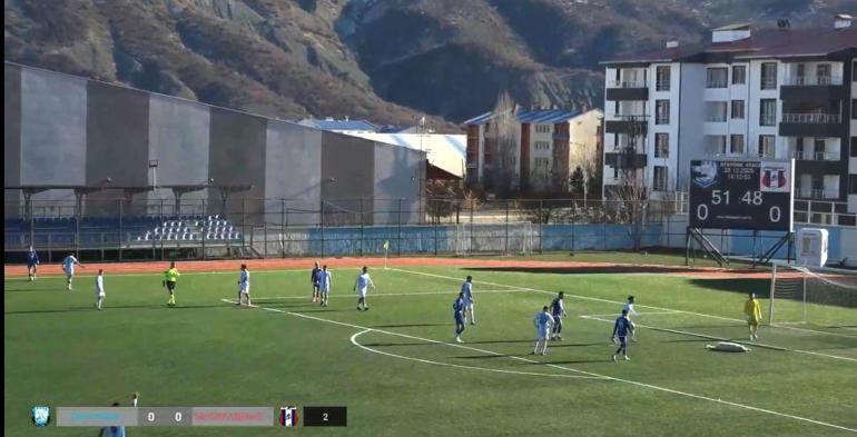 Maçta sahaya girip uyuyan köpek güldürdü