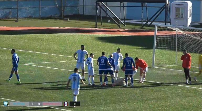 Maçta sahaya girip uyuyan köpek güldürdü