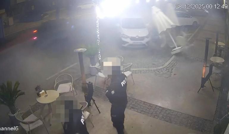 Otomobil, park halindeki polis aracına çarptı; kaza kamerada