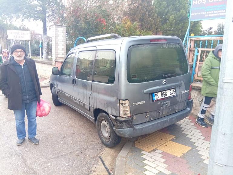 Binmek istediği hafif ticari araca otomobilin çarptığı kazada yaralandı