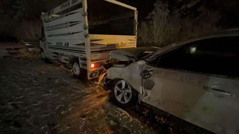 Otoyolda 7 aracın karıştığı kaza ulaşımı aksattı; 2 yaralı