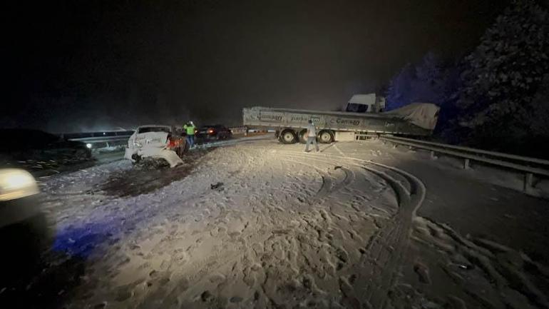 Otoyolda 7 aracın karıştığı kaza ulaşımı aksattı; 2 yaralı