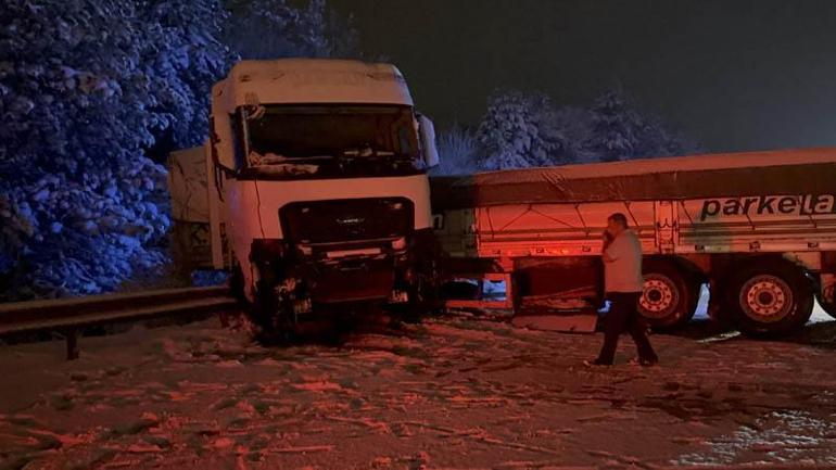 Otoyolda 7 aracın karıştığı kaza ulaşımı aksattı; 2 yaralı