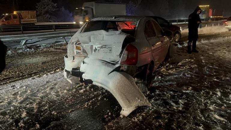 Otoyolda 7 aracın karıştığı kaza ulaşımı aksattı; 2 yaralı