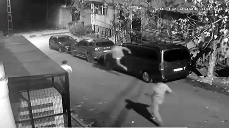 Avcılarda park halindeki araçların aynalarını kıran kişiler kamerada