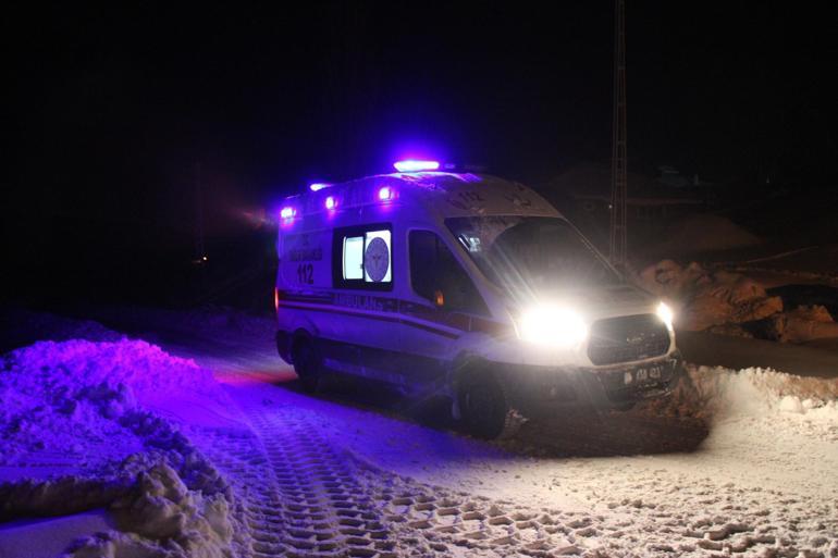 Ağrıda 2 hasta, kardan kapanan yolların açılmasıyla hastaneye ulaştırıldı
