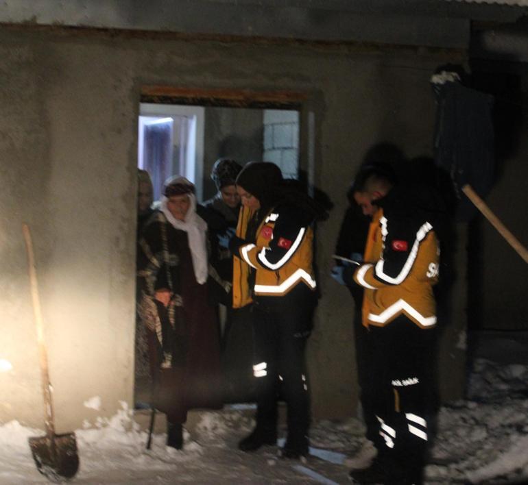 Ağrıda 2 hasta, kardan kapanan yolların açılmasıyla hastaneye ulaştırıldı