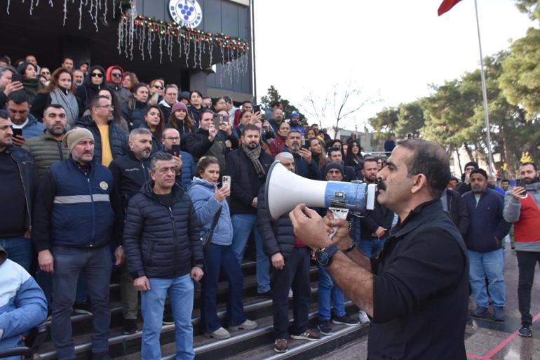 Bucada maaşlarını alamayan belediye işçilerinden çöp toplamama kararı