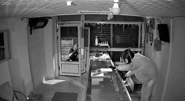 Motosiklet kaskı takan hırsız, kuyumcu dükkanından 5,5 kilo altın çaldı