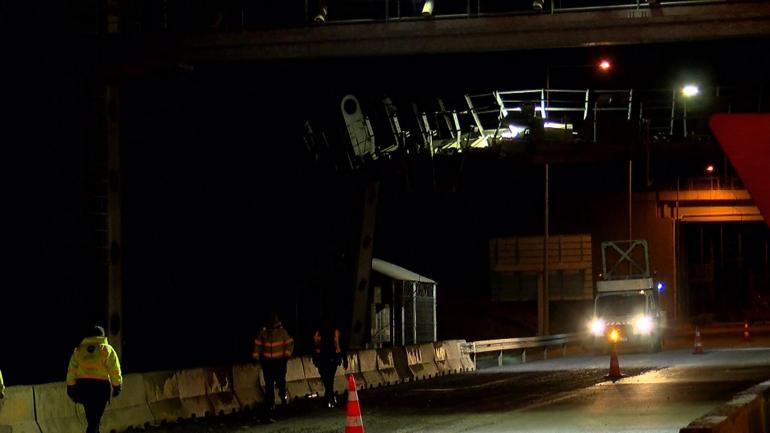 Başakşehirde dorsesi açık kalan kamyon bariyerlere çarptı; şoförü ağır yaralandı