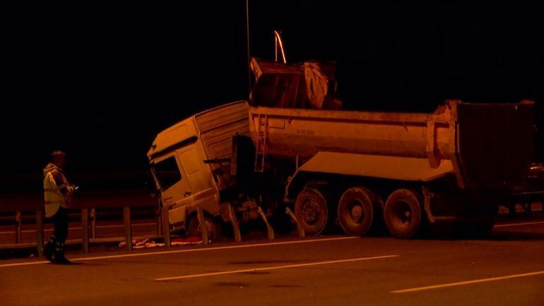 Başakşehirde dorsesi açık kalan kamyon bariyerlere çarptı; şoförü ağır yaralandı