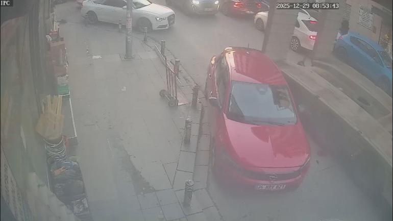 Küçükçekmecede park halindeki otomobile TIR çarptı; kaza kamerada