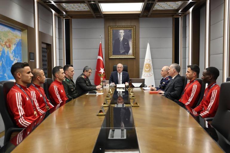 Bakan Güler, TSK Spor Gücü Kır Koşusu Takımını kabul etti