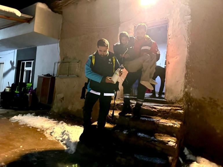 Yolu kapalı mahallede solunum sıkıntısı çeken hastaya, UMKE ulaştı