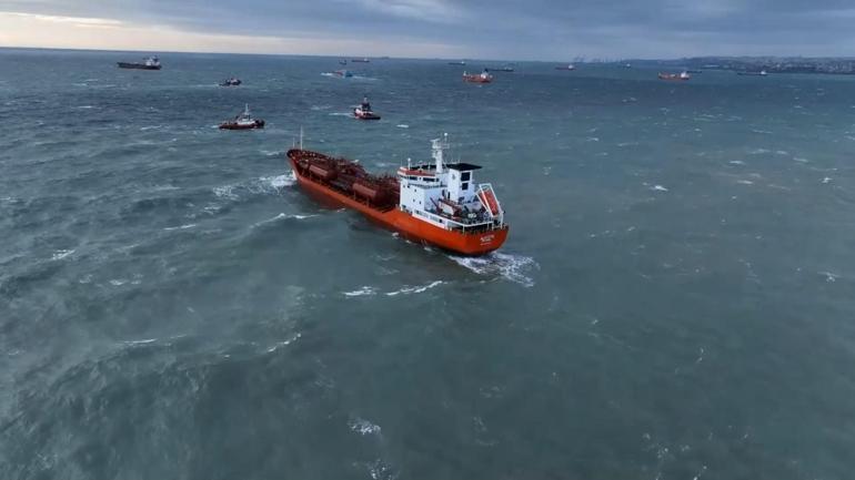 Küçükçekmece açıklarında açıklarında birbirine temas eden iki tankerden biri kurtarıldı
