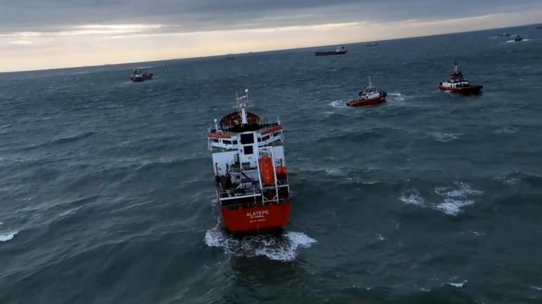 Küçükçekmece açıklarında açıklarında birbirine temas eden iki tankerden biri kurtarıldı