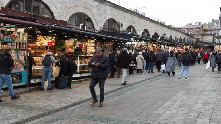 Yeni yıla bir gün kala Eminönünde alışveriş yoğunluğu
