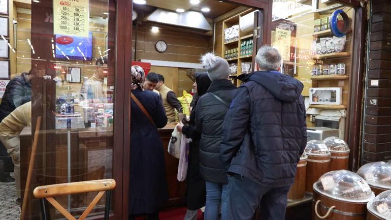 Yeni yıla bir gün kala Eminönünde alışveriş yoğunluğu