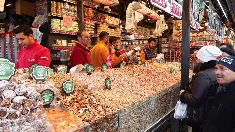 Yeni yıla bir gün kala Eminönünde alışveriş yoğunluğu