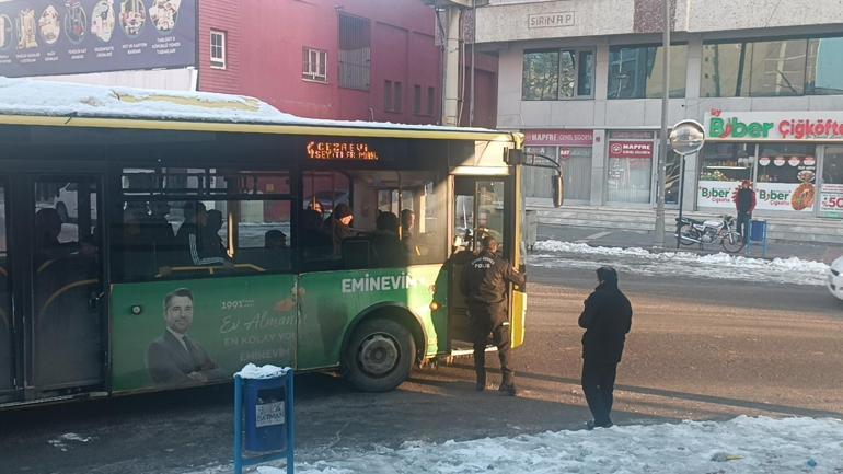 Kardan kayganlaşan yolda yürüyemeyen görme engelliyi markete polis götürdü