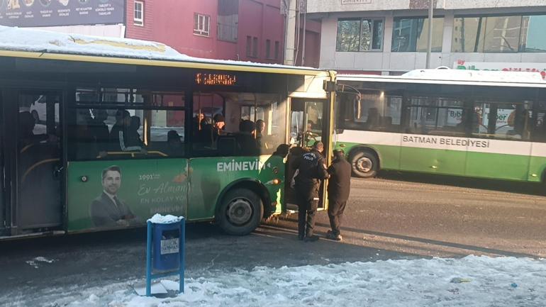 Kardan kayganlaşan yolda yürüyemeyen görme engelliyi markete polis götürdü