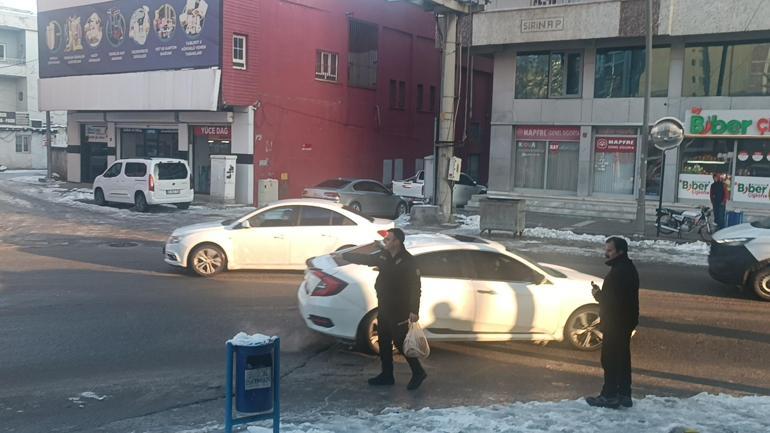 Kardan kayganlaşan yolda yürüyemeyen görme engelliyi markete polis götürdü