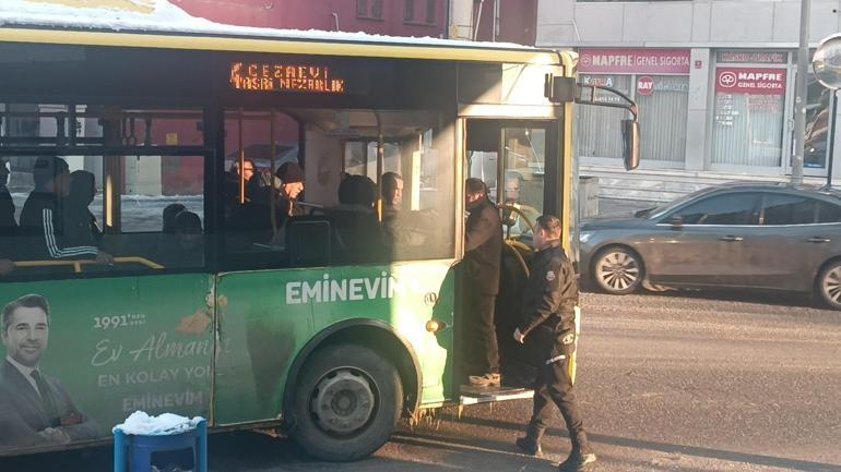 Kardan kayganlaşan yolda yürüyemeyen görme engelliyi markete polis götürdü