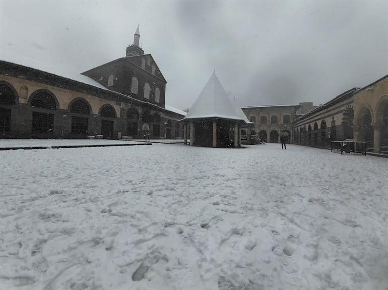 Diyarbakırda eğitime kar engeli