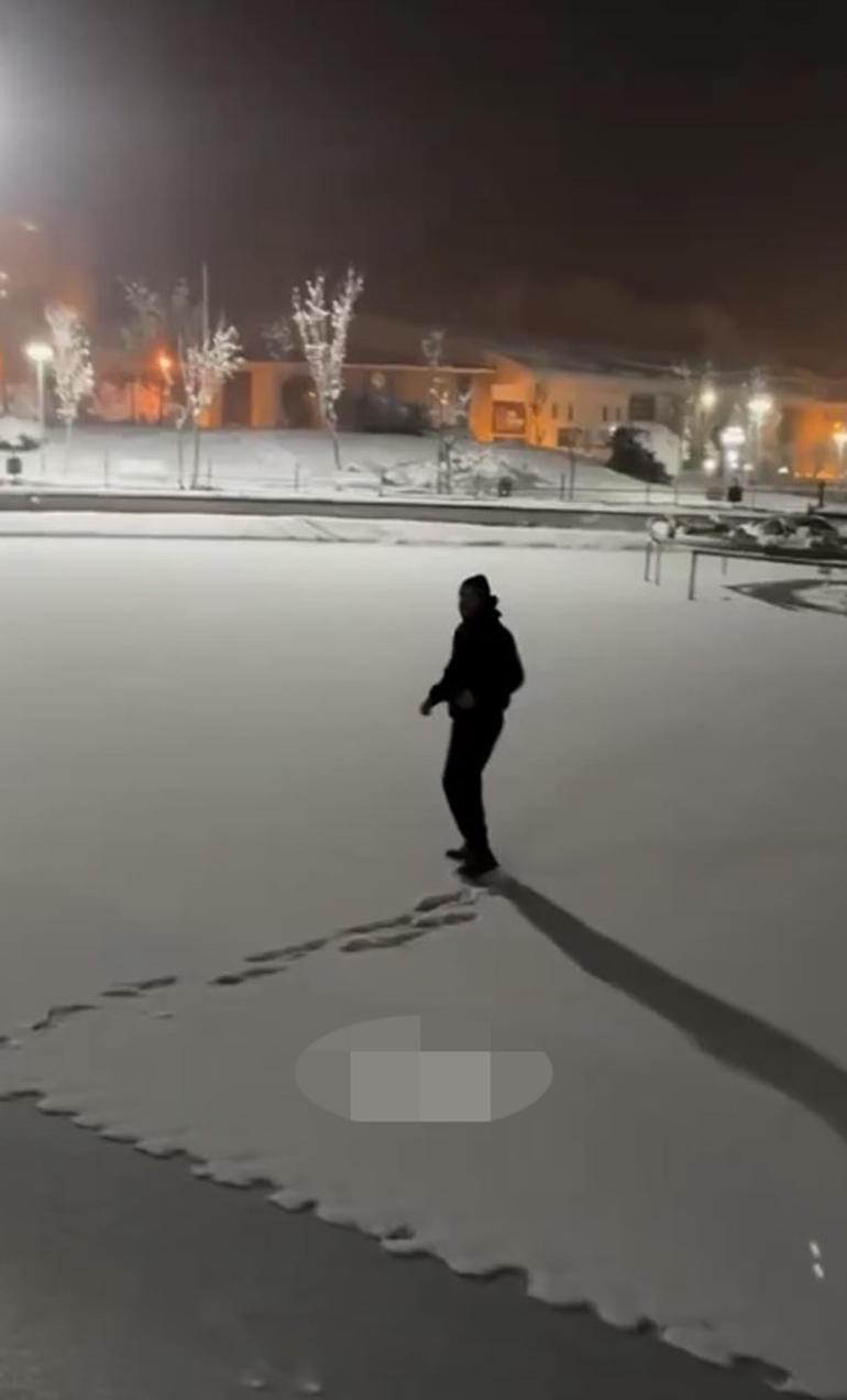 Buz tutan göletin üzerinde dans ederken suya düştü