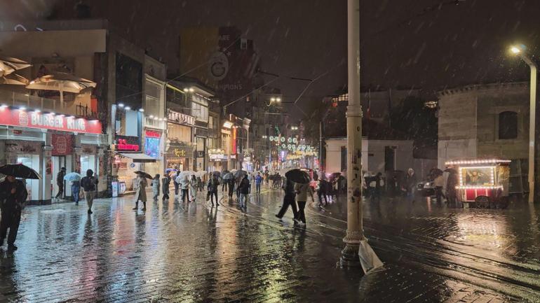 İstanbulda kar yağışı etkili oluyor