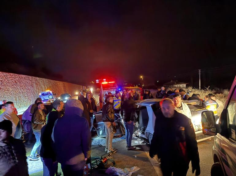 Kütahyada iki otomobil kafa kafaya çarpıştı; 4 yaralı