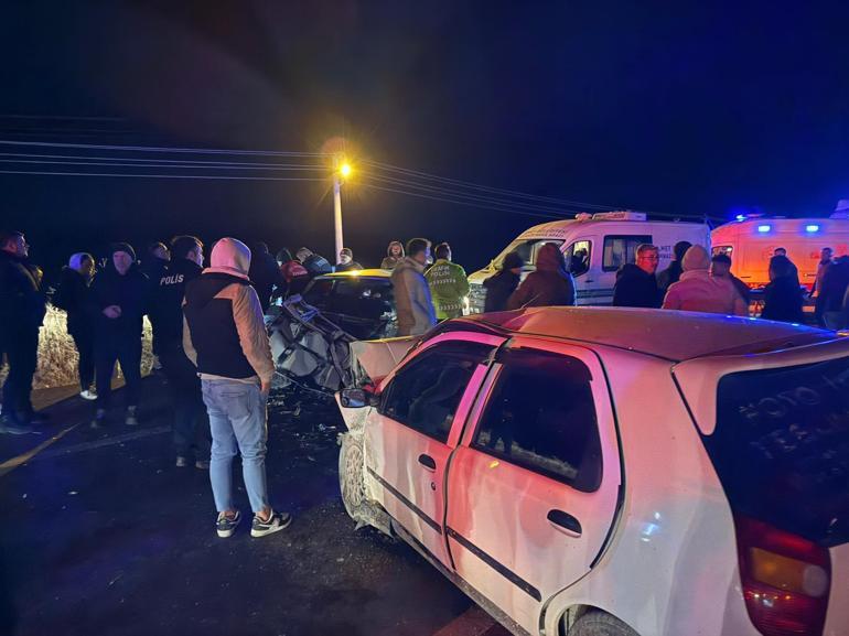 Kütahyada iki otomobil kafa kafaya çarpıştı; 4 yaralı