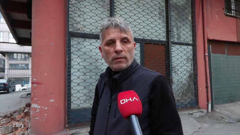 Eyüpsultanda yıkım aşamasındaki binaya ait duvar fırtınanın etkisiyle çöktü; 2 araç zarar gördü