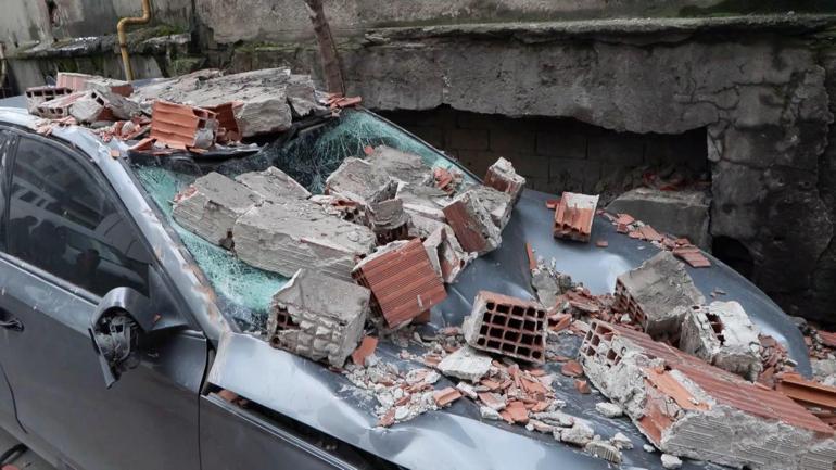 Eyüpsultanda yıkım aşamasındaki binaya ait duvar fırtınanın etkisiyle çöktü; 2 araç zarar gördü
